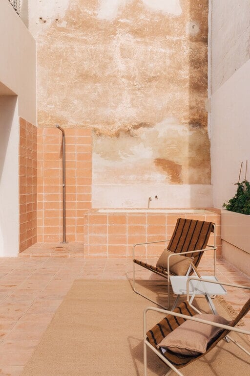 Outdoor shower and bath at Placido y Grata Hotel