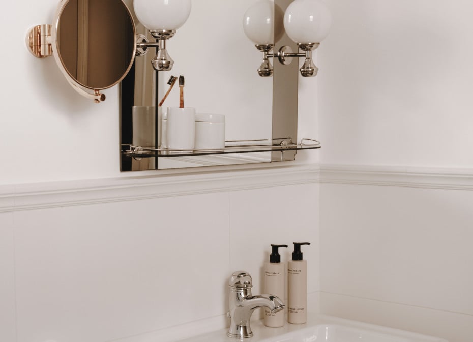 Bathroom of double balcony room at Parkhotel Mondschein